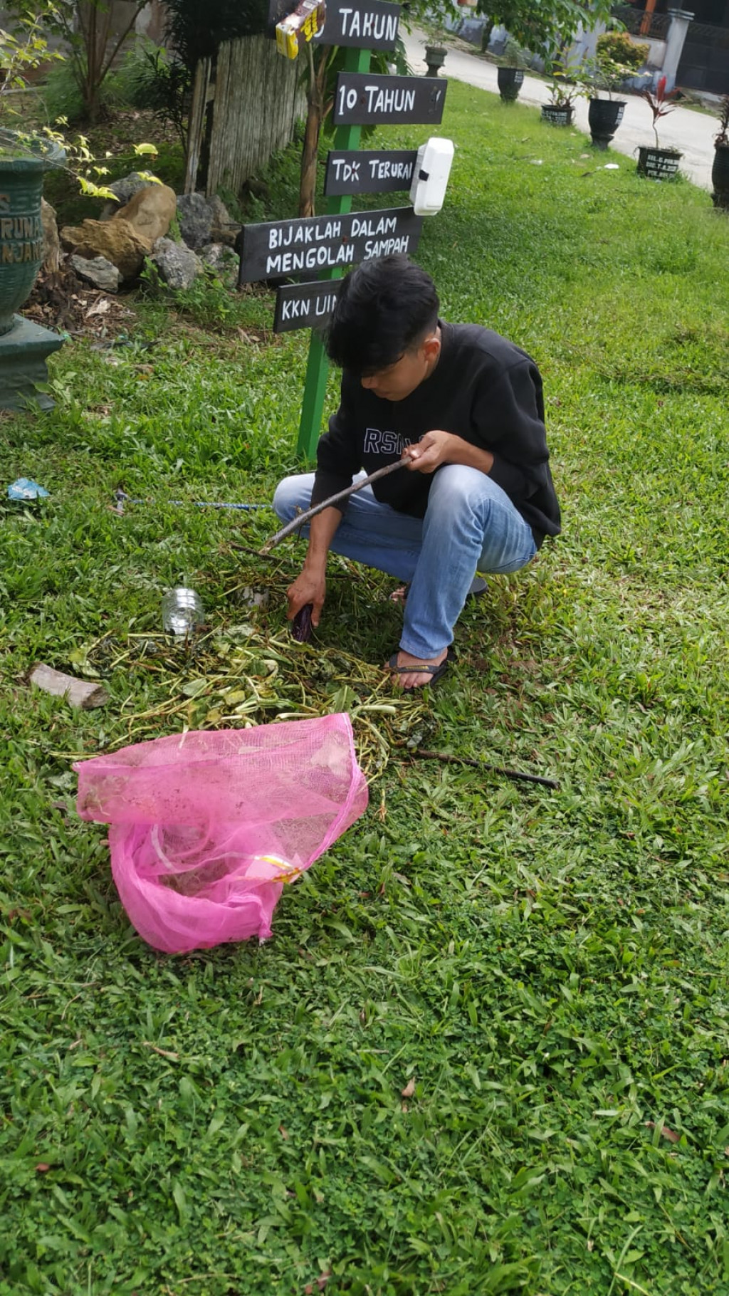 Pembuatan Lubang Biopori di Taman Literasi Kelurahan Gunung Panjang
