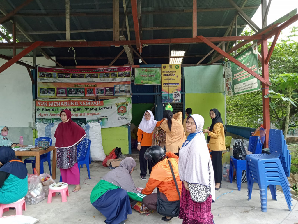 Penimbangan Sampah Bersama Ibu-Ibu Perum Pinang Bahari