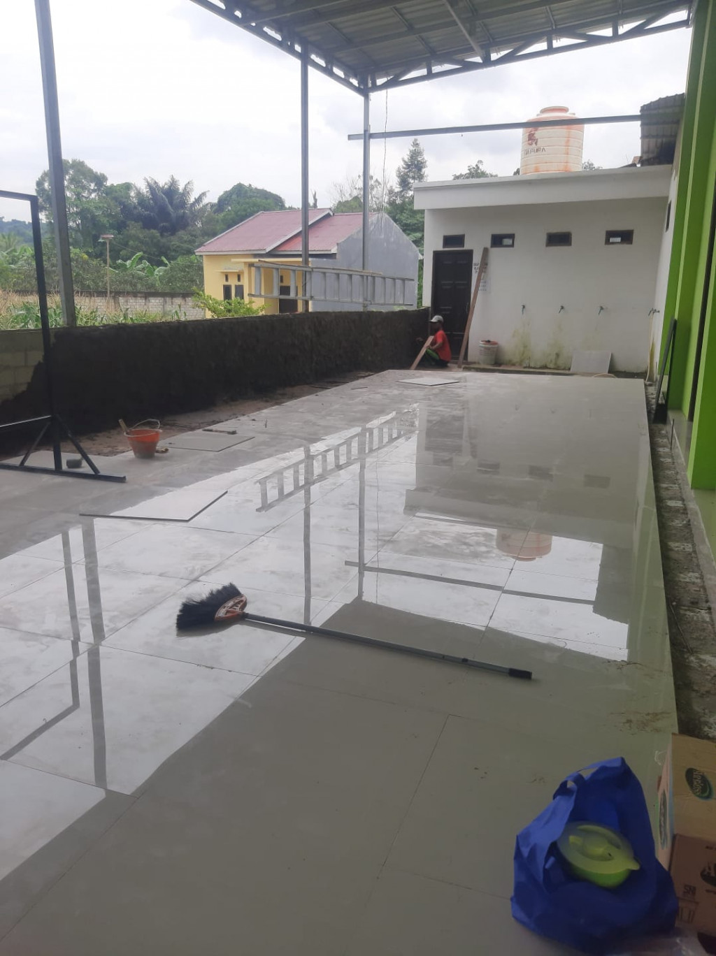 PEMASANGAN KERAMIK DI MUSHOLA AS-SHOBIRIN RT 08