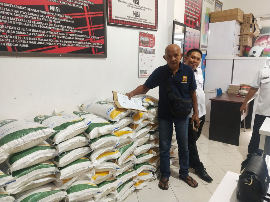 Pembagian beras dari Badan Pangan Nasional melalui Perum.BULOG