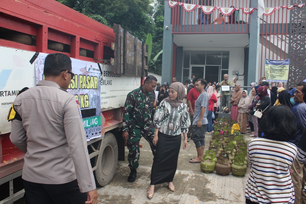 Operasi Pasar Gas LPG 3 Kg di Kantor Kelurahan Gunung Panjang