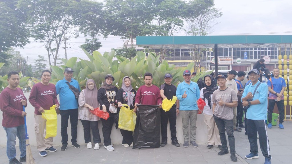 Gotong Royong Seluruh Pegawai Pemkot Samarinda di Taman Cerdas