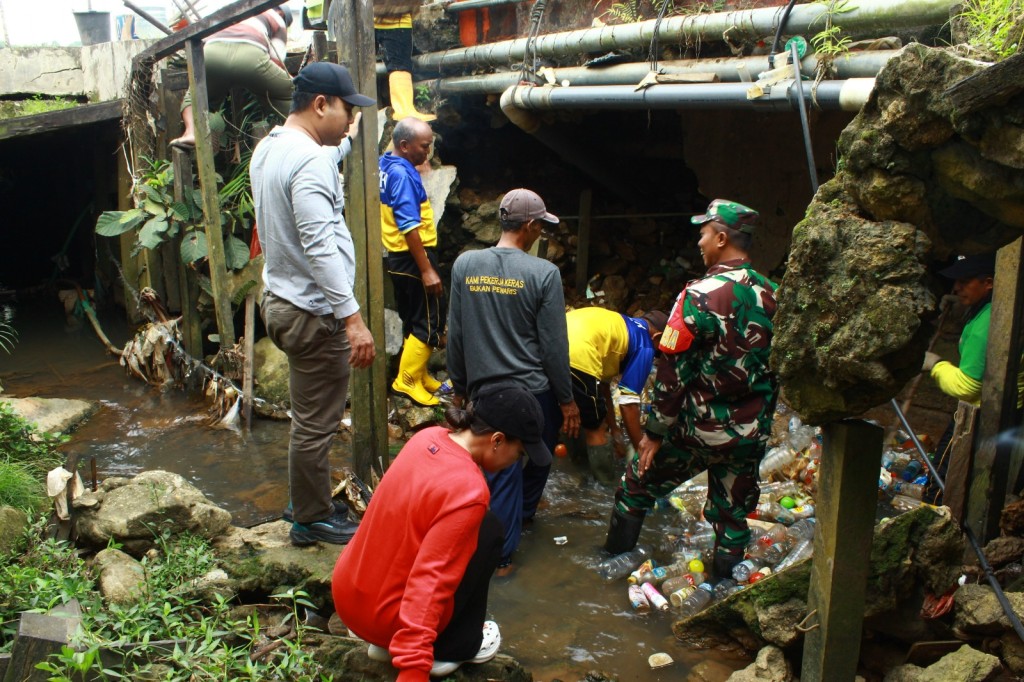 GOTROY MEMBERSIHKAN DRAINASE JL. CIPTOMANGUNKUSUMO