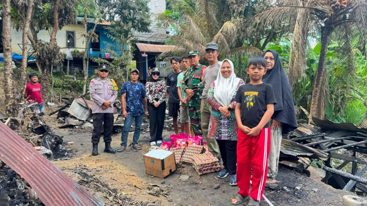 Pemberian Bantuan Kepada warga yang terdampak Kebakaran