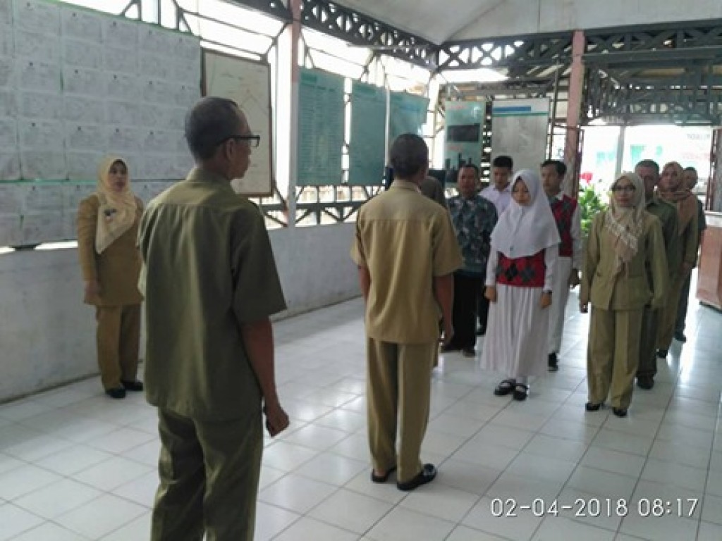 Apel pagi setiap hari senin semua pegawai Kelurahan Harapan Baru