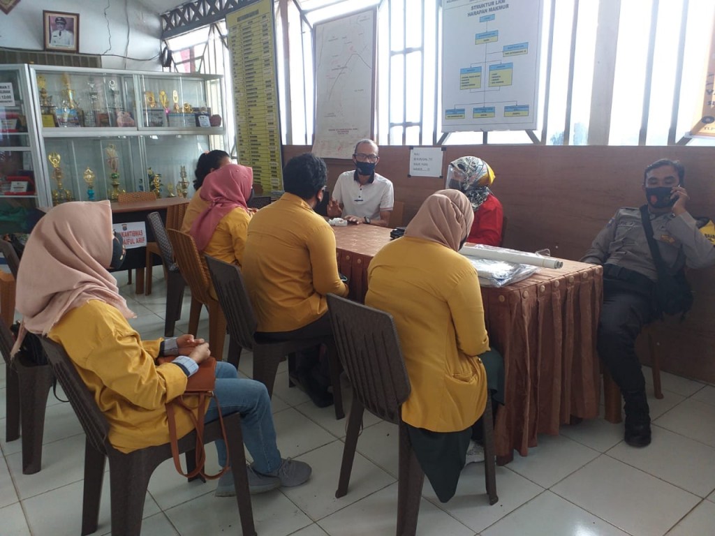 Penyerahan Face Shield dari Mahasiswa KKN-KLB 46 Universitas Mulawarman kepada Kelurahan Harapan Baru