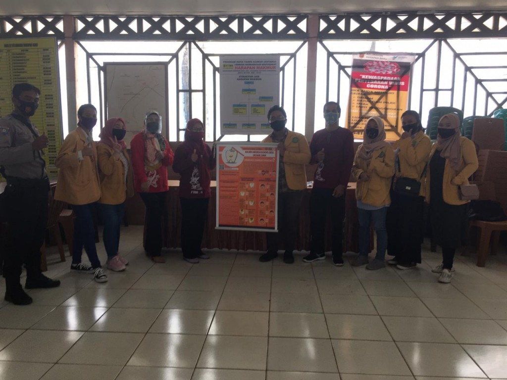 Penyerahan Poster Rajin Menggosok Gigi dari Mahasiswa KKN-KLB 46 Universitas Mulawarman kepada Kelurahan Harapan Baru