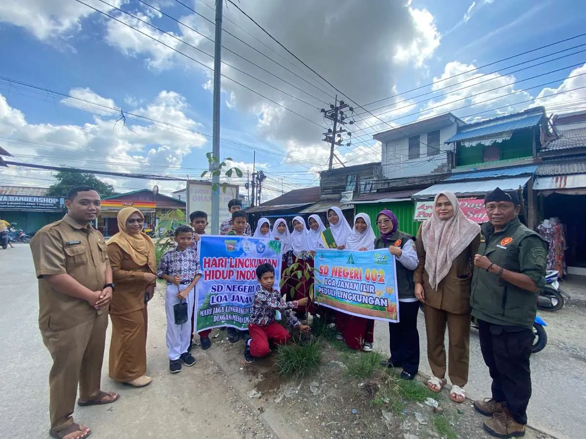 🌱 AKSI NYATA UNTUK BUMI: SDN 002 LOA JANAN ILIR & KELURAHAN HARAPAN BARU TANAM POHON BERSAMA! 🌱