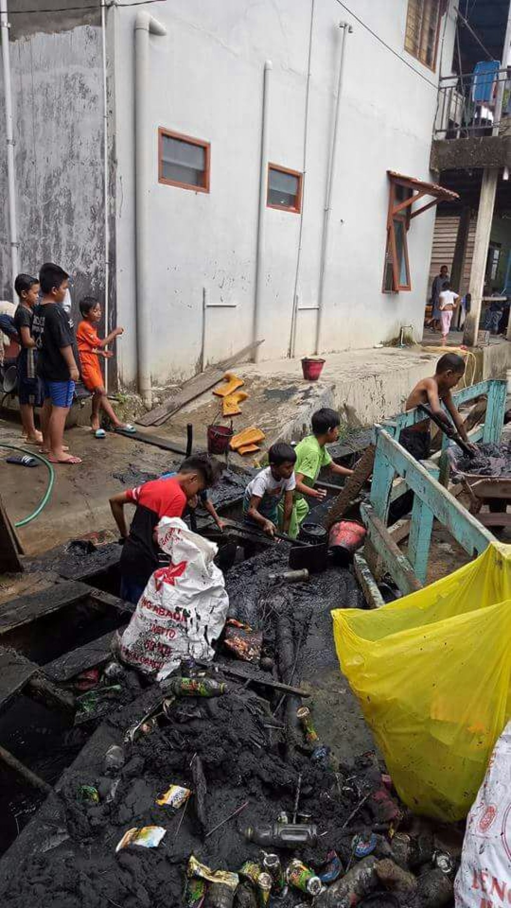 Peduli Lingkungan, Bocah Berjibaku di lumpur