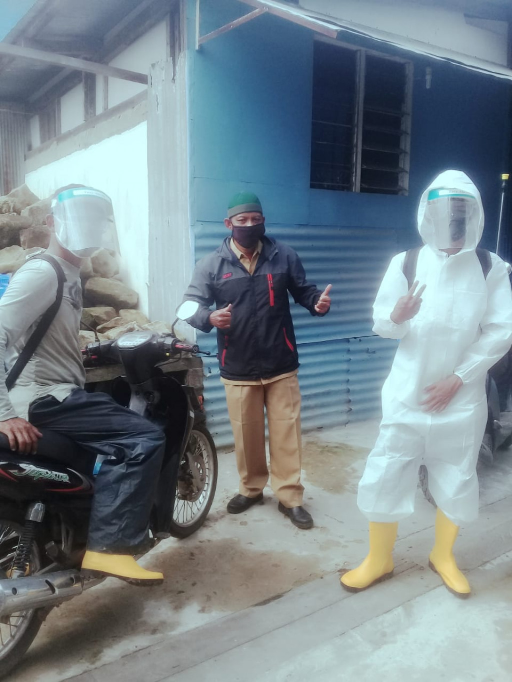 Penyemprotan di Rumah Warga yang terkena COVID-19 oleh pihak Kelurahan Jawa