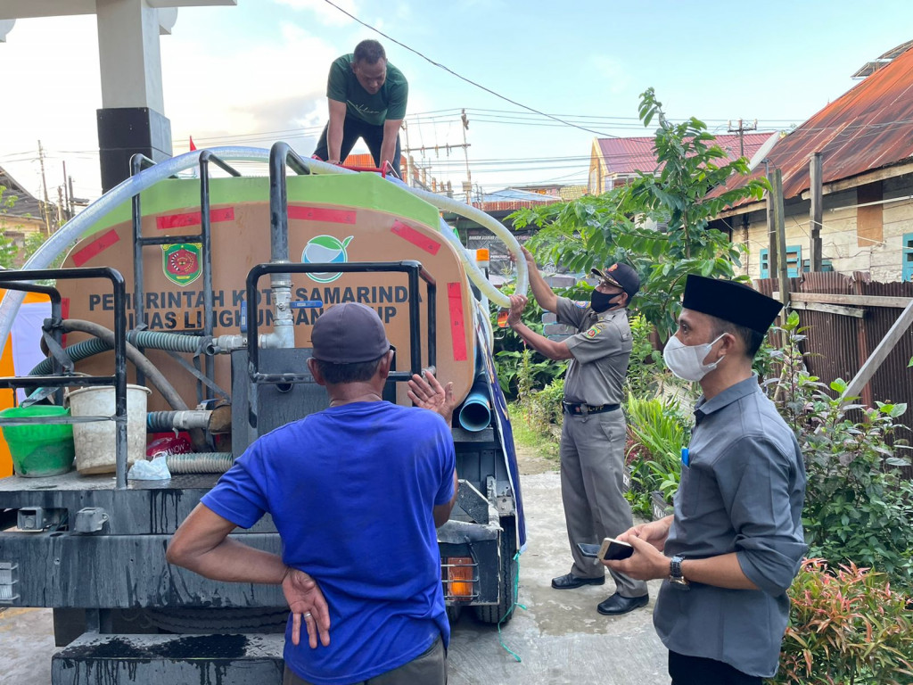 Pembagian Minyak Curah di kelurahan Jawa Samarinda