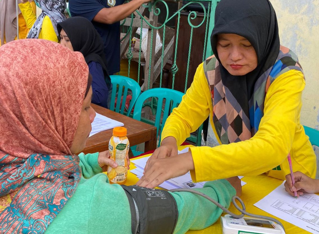 SKRINING KESEHATAN DI POSYANDU LANSIA RT 15, 16, DAN 17 GUNUNG KELUA