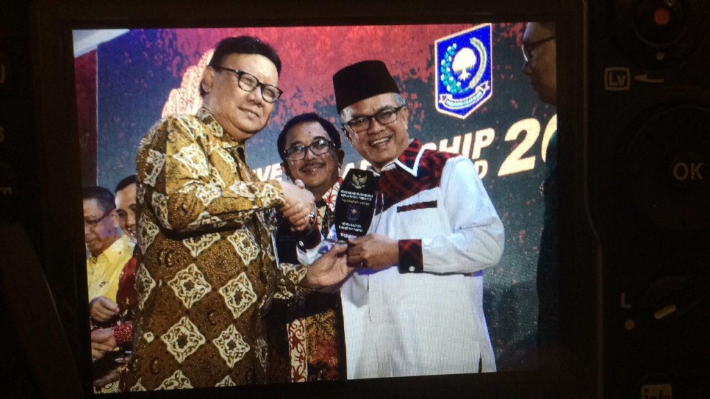 Walikota Samarinda menerima penghargaan Leadership Award 2016.