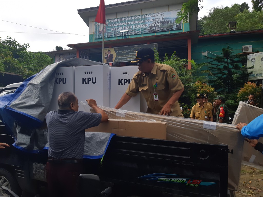 Pendistribusian Kotak Suara ke TPS-TPS di Wilayah Kelurahan Karang Anyar