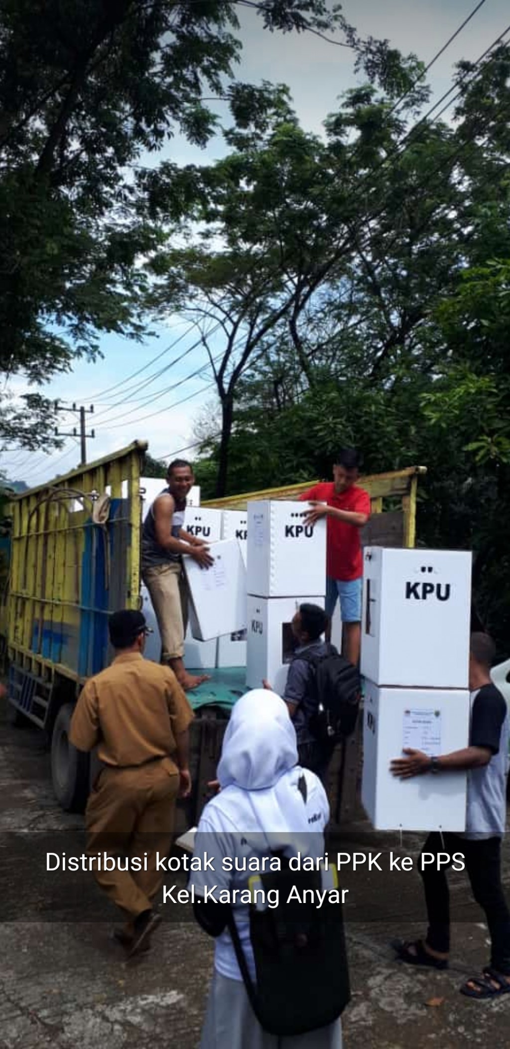 Penerimaan Kotak Suara dari Kecamatan Sungai Kunjang ke Kantor Kelurahan Karang Anyar