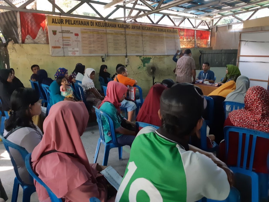 Pembagian ATM & Buku Rekening lanjutan bagi Keluarga Penerima PKH Kelurahan Karang Anyar