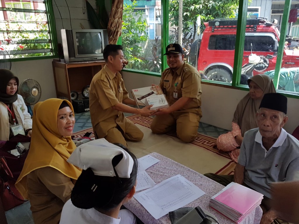 Penyerahan Bantuan oleh Lurah Karang Anyar kepada Posyandu Lansia Sehati Karang Anyar