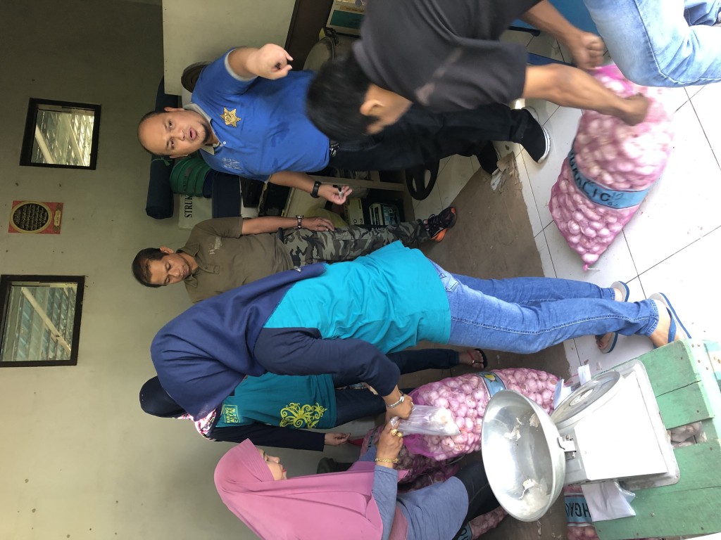 Pendistribusian Bawang Putih kepada Kelurahan untuk di salurkan kembali ke warga Kelurahan Karang Anyar