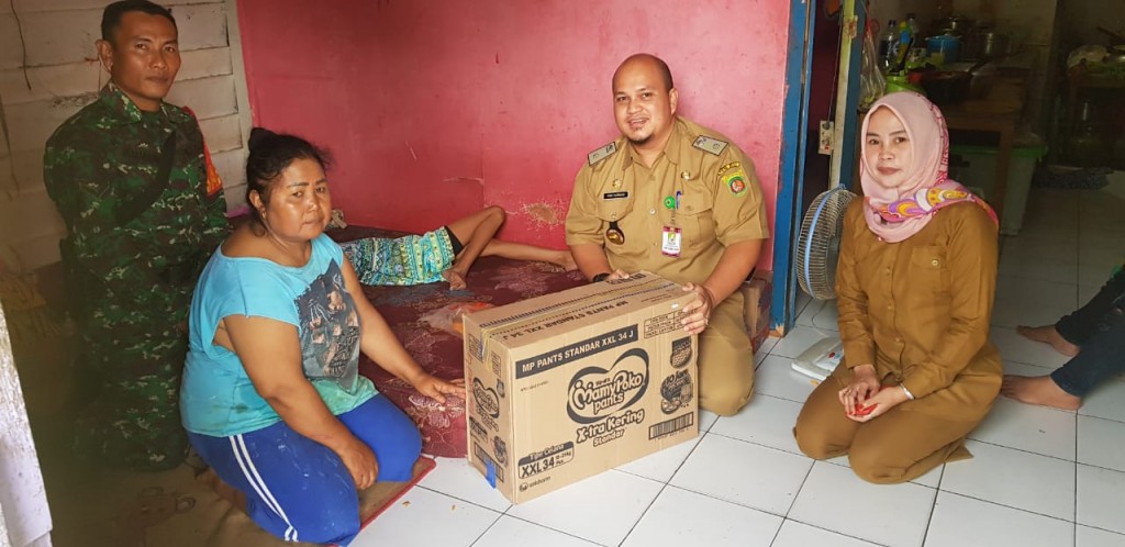 Pemberian Bantuan Pampers oleh Lurah Karang Anyar kepada salah satu warga Kelurahan Karang Anyar