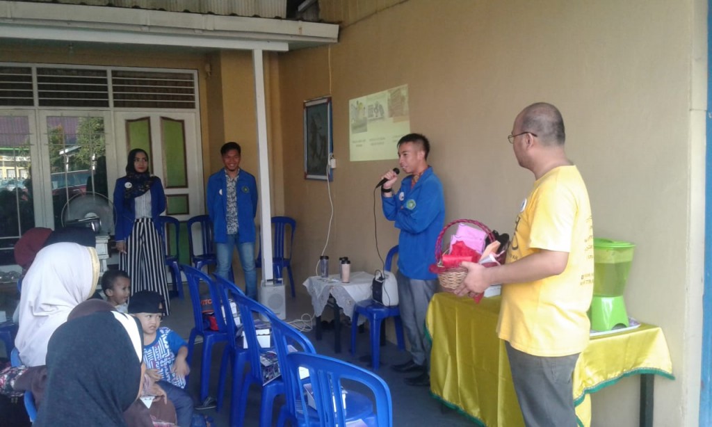 Penyuluhan Pengurangan Penggunaan Kantong Plastik oleh Mahasiswa KKN Universitas Widyagama Samarinda di RT. 008 Karang Anyar