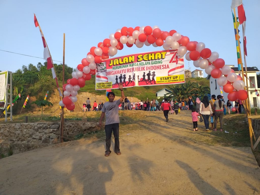 Jalan Santai Kerukunan Warga Kelapa Gading RT.037 Kelurahan Karang Anyar