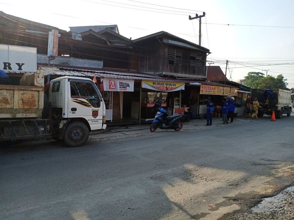 Gotong Royong Pembersihan Drainase di Jalan Ulin RT 20, 21 dan 25