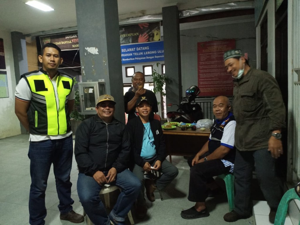 Lurah bersama Babinsa Karang Anyar dan FKPM Sungai Kunjang berkeliling memantau wilayah dalam rangka Pergantian Tahun Baru 2019 ke 2020