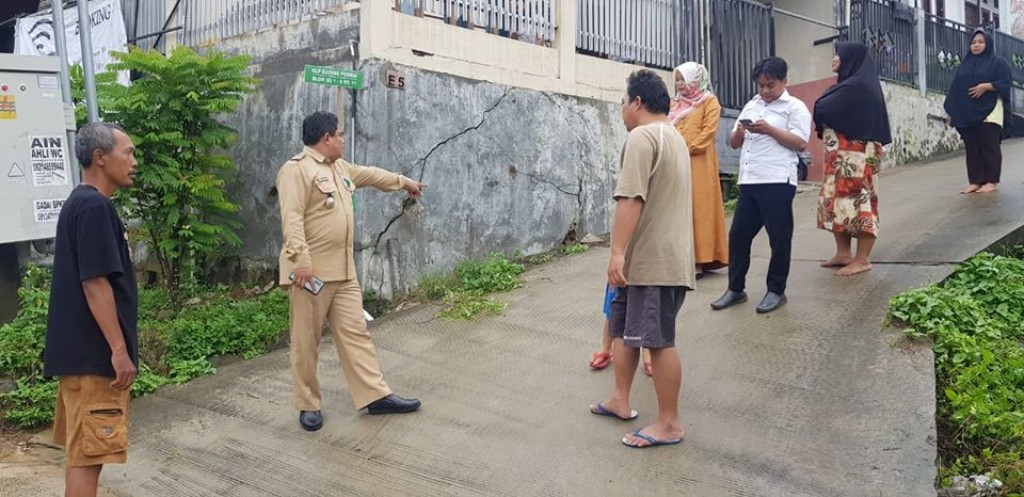 Peninjauan lapangan oleh Lurah di wilayah Kelurahan Karang Anyar