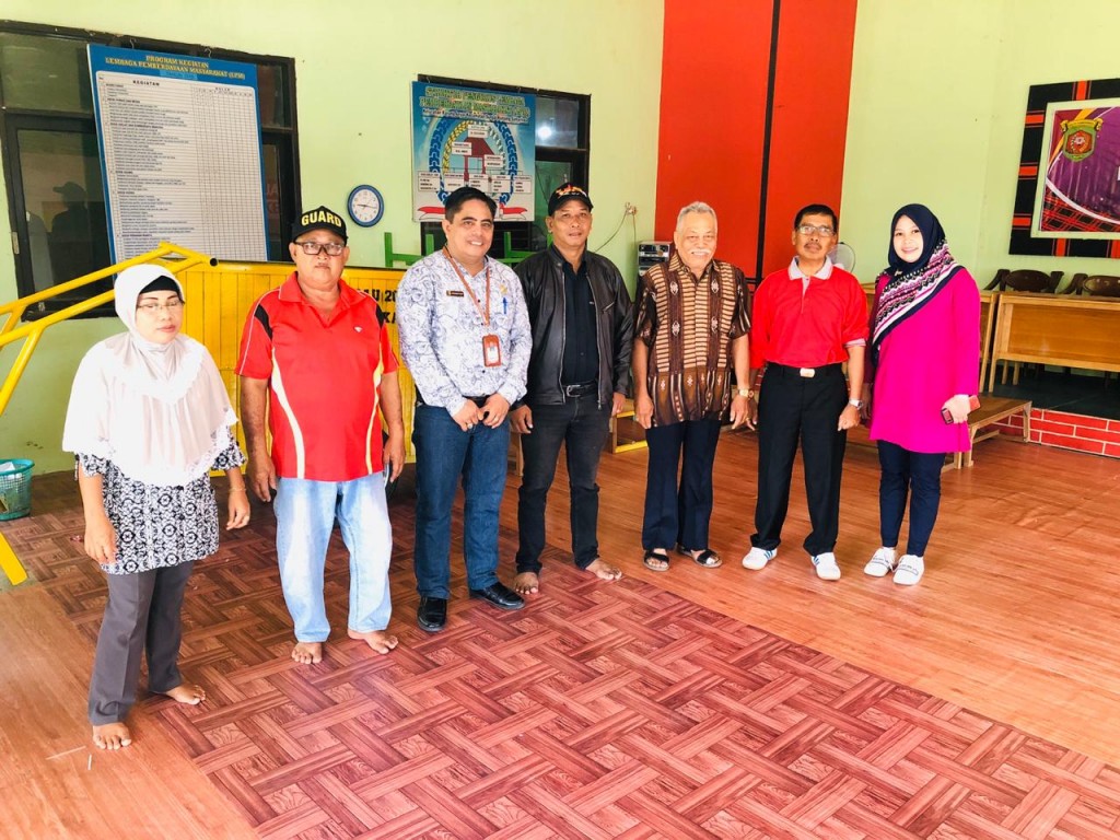 Penyerahan Bantuan Gerobak Sampah Kepada 5 RT dari Program Dana Kelurahan Tahun 2019