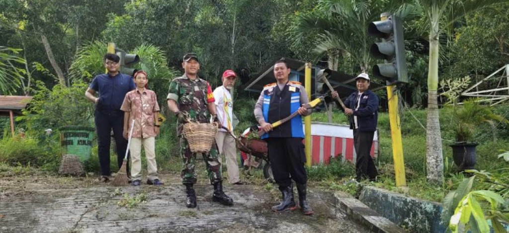 Kerja Bakti Di Taman Lalu Lintas Letj. MT. Haryono