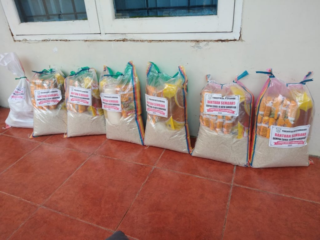 Pembagian Paket Sembako Oleh Pemkot Samarinda ke Warga Kelurahan Karang Anyar