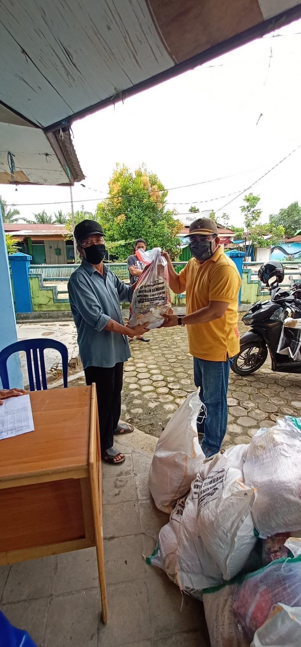 Pendistribusian Bantuan Tahap kedua bagi warga Karang Anyar yang terkena dampak Covid-19