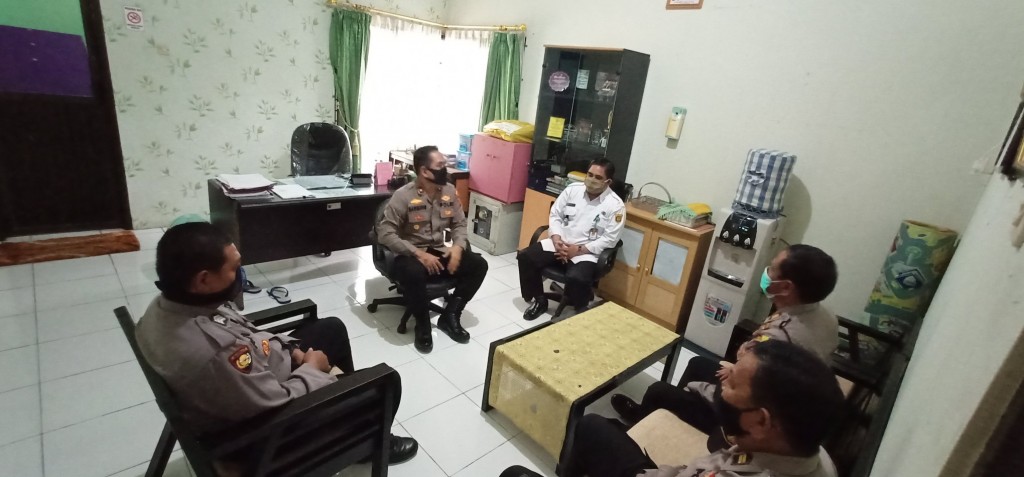 Kunjungan Silaturahmi Kapolsek Sungai Kunjang yang baru Komisaris Polisi Bambang Sudianto, SH ke kantor Kelurahan Karang Anyar
