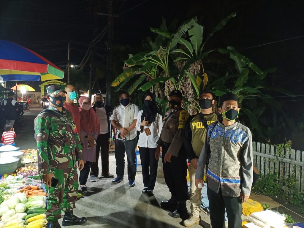 Pembagian 100 Masker oleh PLN Sektor Mahakam di Pasar Malam Jalan Meranti