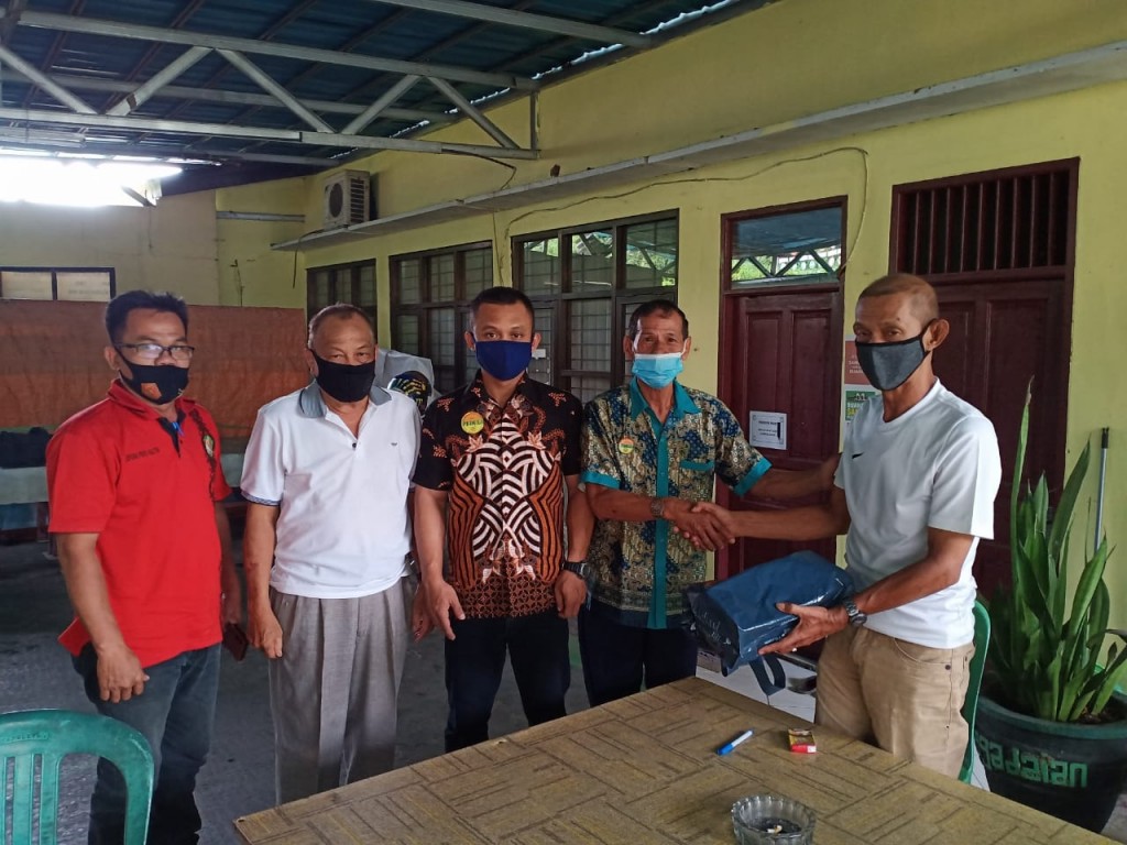 Pemberian bantuan Masker dari pihak Eramart Samarinda