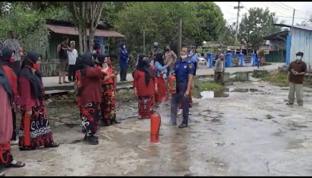 Pelatihan Pemadam Kebakaran Dari Dakel Bidang Pemberdayaan Masyarakat