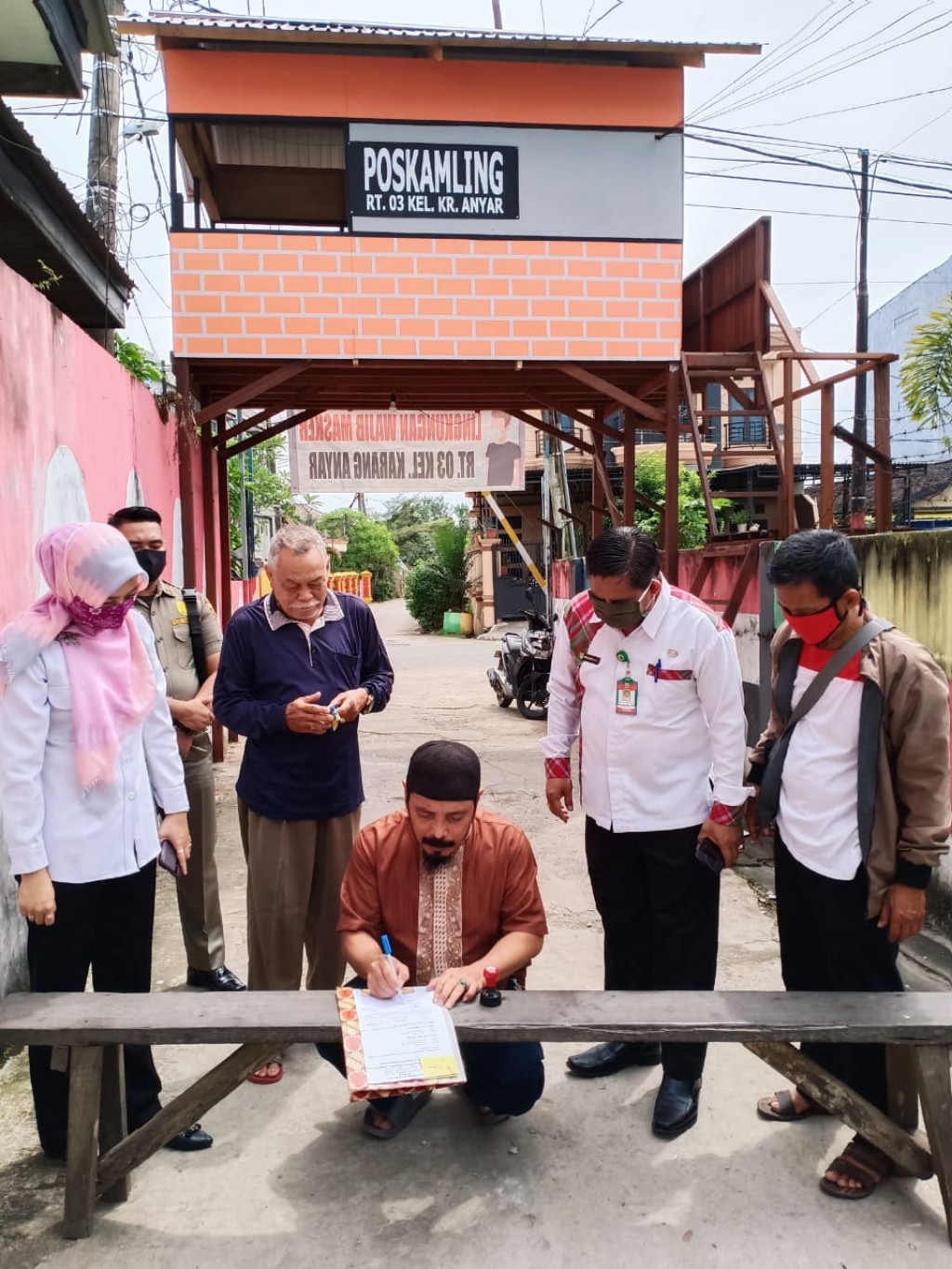 Serah Terima Tanda Jadi Proyek Dana Kelurahan Pembangunan Pos Kamling di RT.003 Karang Anyar