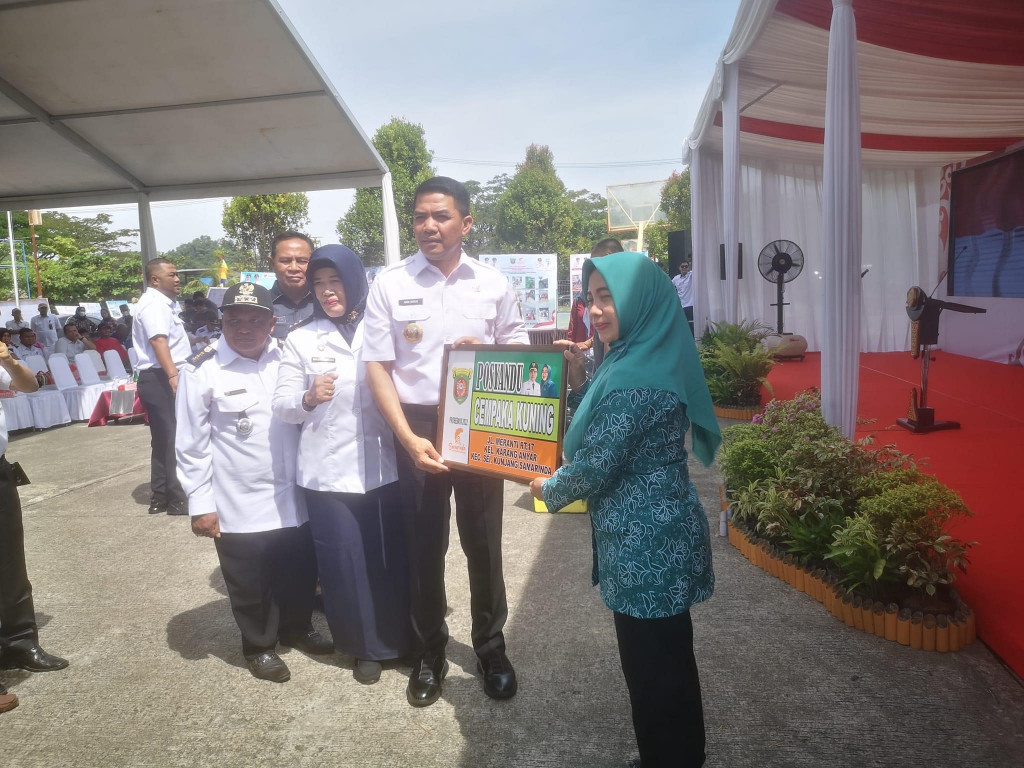 Simbolis penyerahan Kegiatan Probebaya 2022