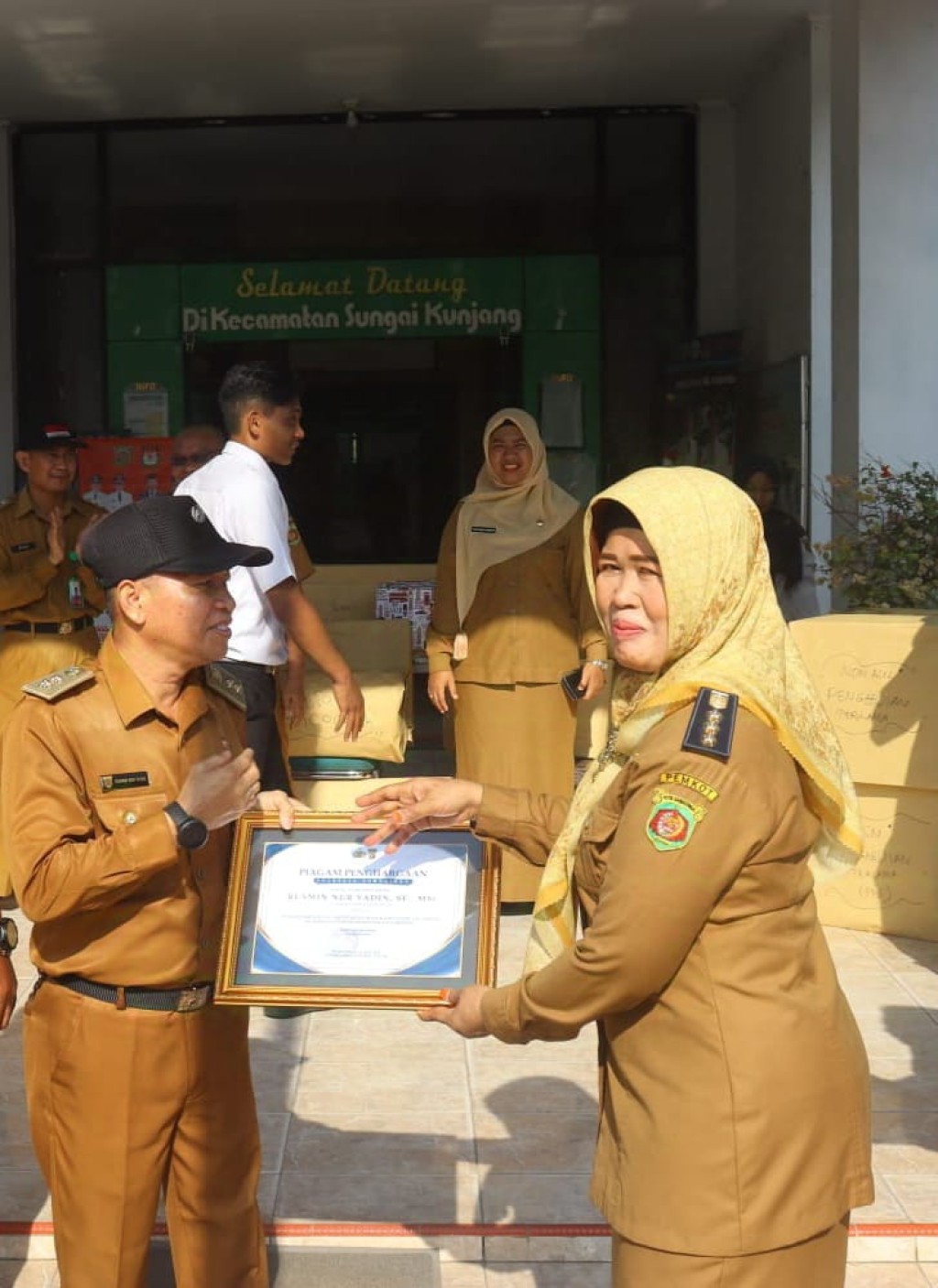 Penghargaan untuk Lurah Karang Anyar