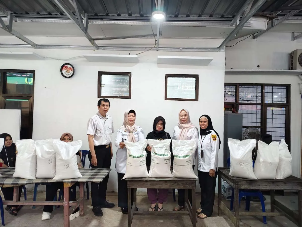 Simbolis Penyerahan Bantuan Beras Kepada Warga Yang Di serahkan Oleh Camat Sungai Kunjang
