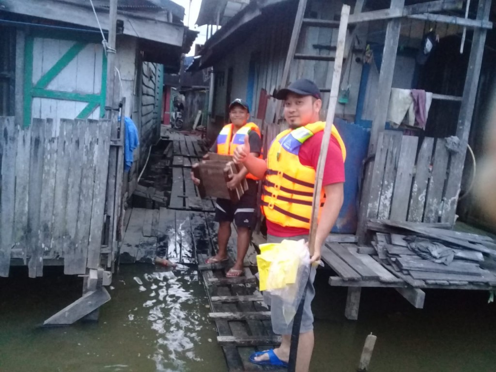 Kegiatan Relawan DELUGA RT.06 tentang pentingnya kebersihan sungai