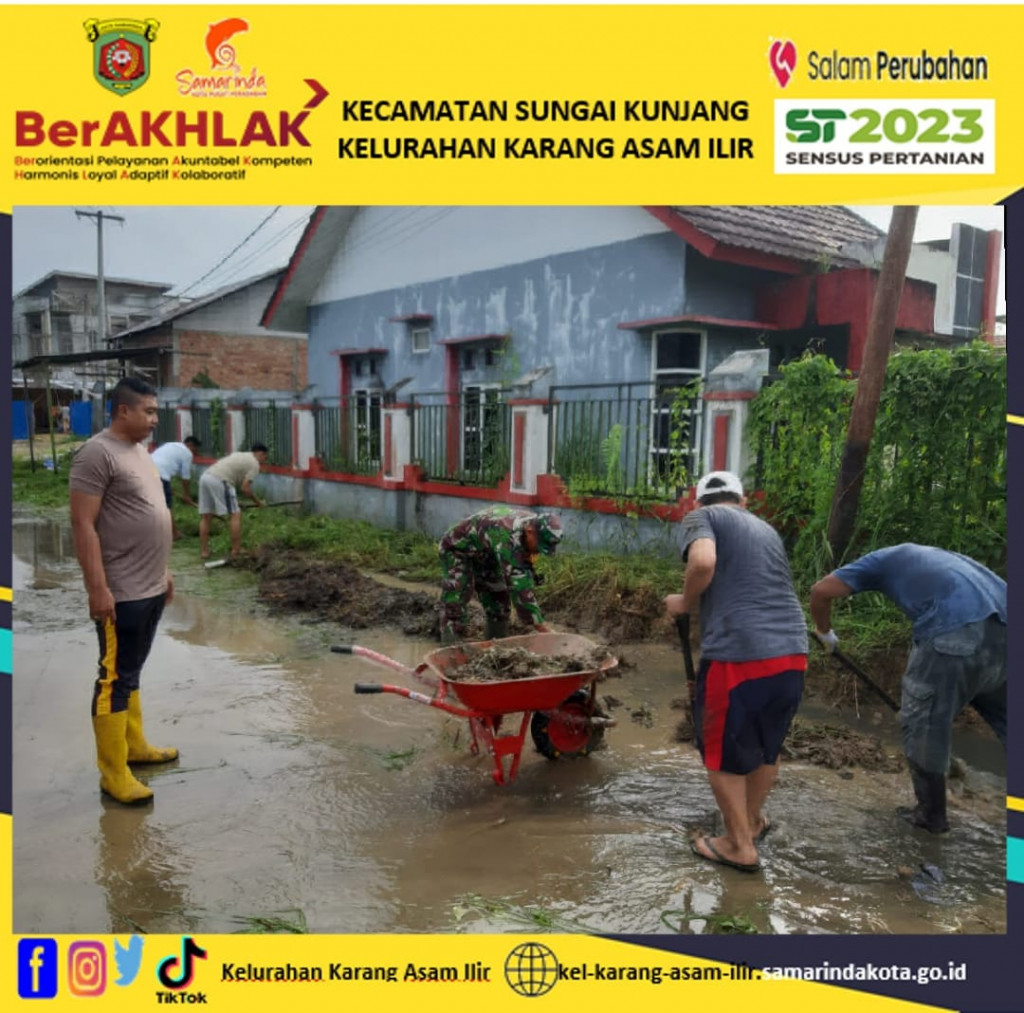 Gotong Royong menbersihkan lingkungan sekitar di RT.10 dan RT. 13 Kelurahan Karang Asam Ilir