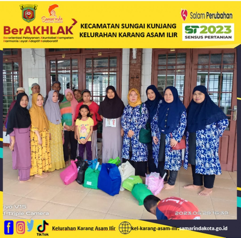 Lurah Karang Asam Ilir bersama Ketua Pokmas melaksanakan pembagian peralatan sekolah kegiatan Probebaya Tahun 2023