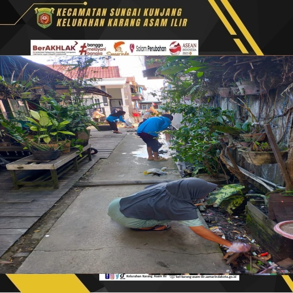 Gotong Royong membersihkan saluran draenase di RT. 05