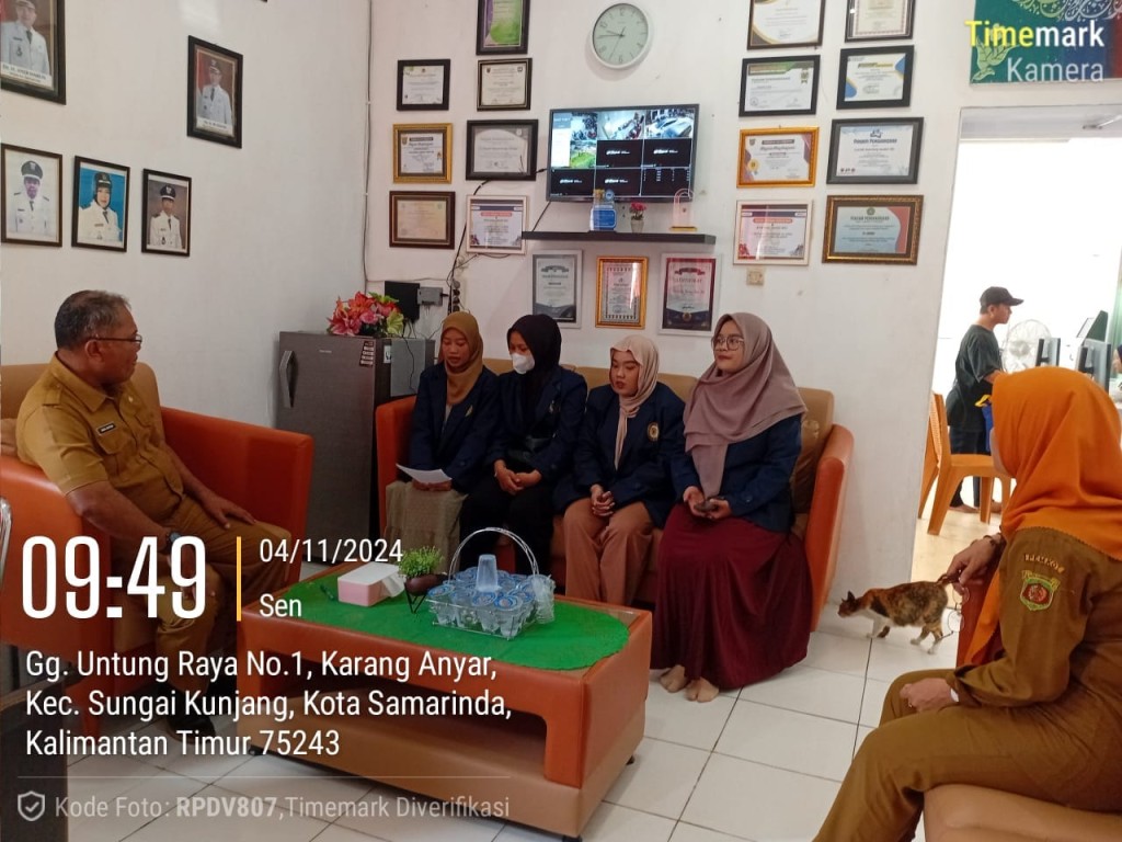Kunjungan mahasiswi dari UMKT untuk melaksanakan wawancara terkait pelayanan kependudukan di Kelurahan Karang Asam Ilir