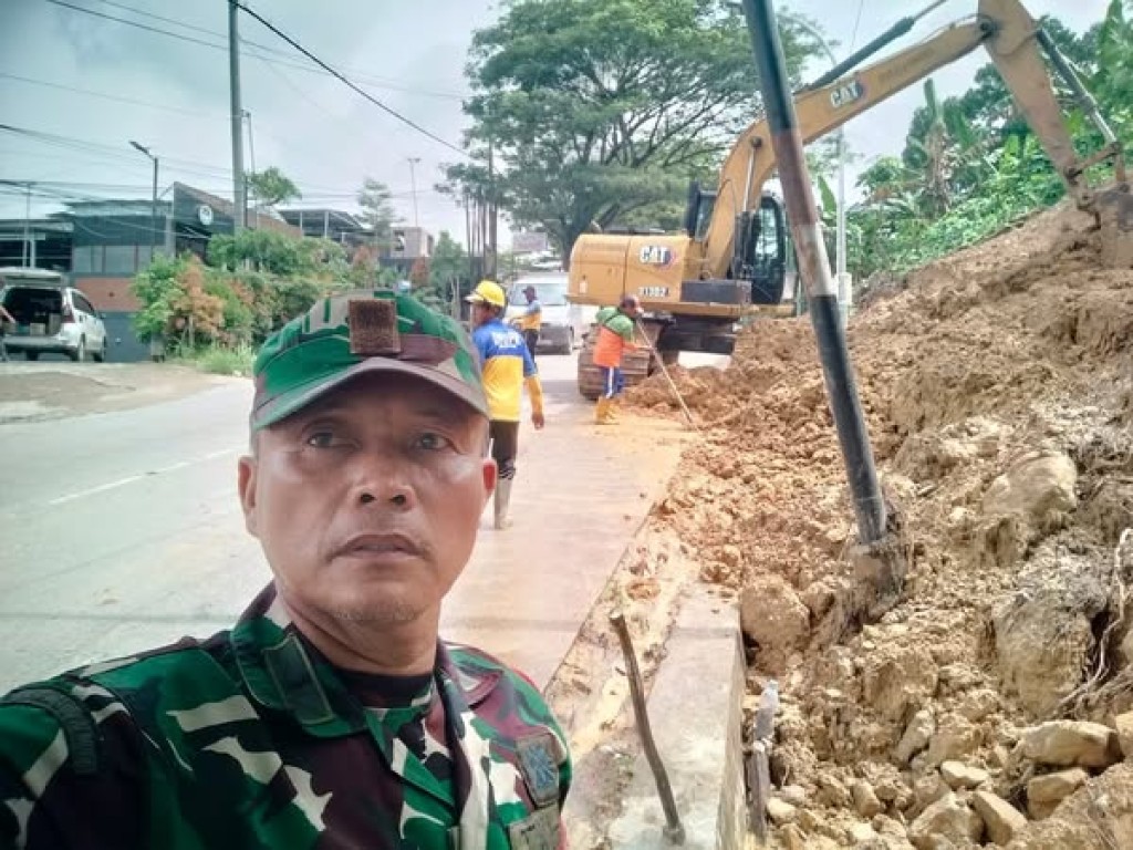 Pengerjaan pengangkutan material longsor di Jl. Teuku Umar RT. 34