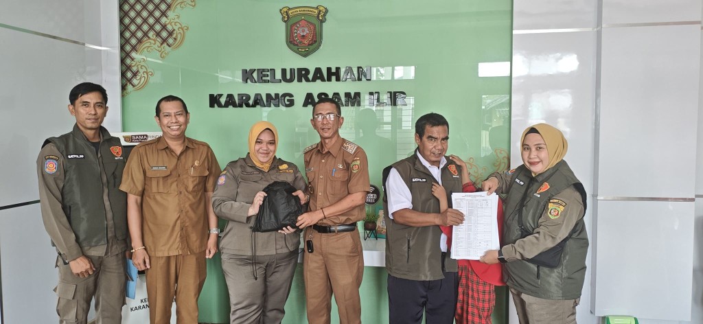 Serah Terima Pembagian JAS HUJAN untuk anggota SATLINMAS