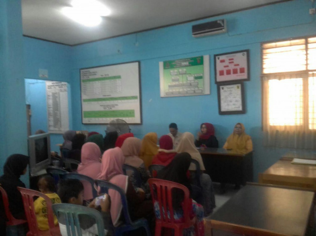 Warga Kelurahan Karang Asam Ulu menerima Program Keluarga Harapan tahun 2019