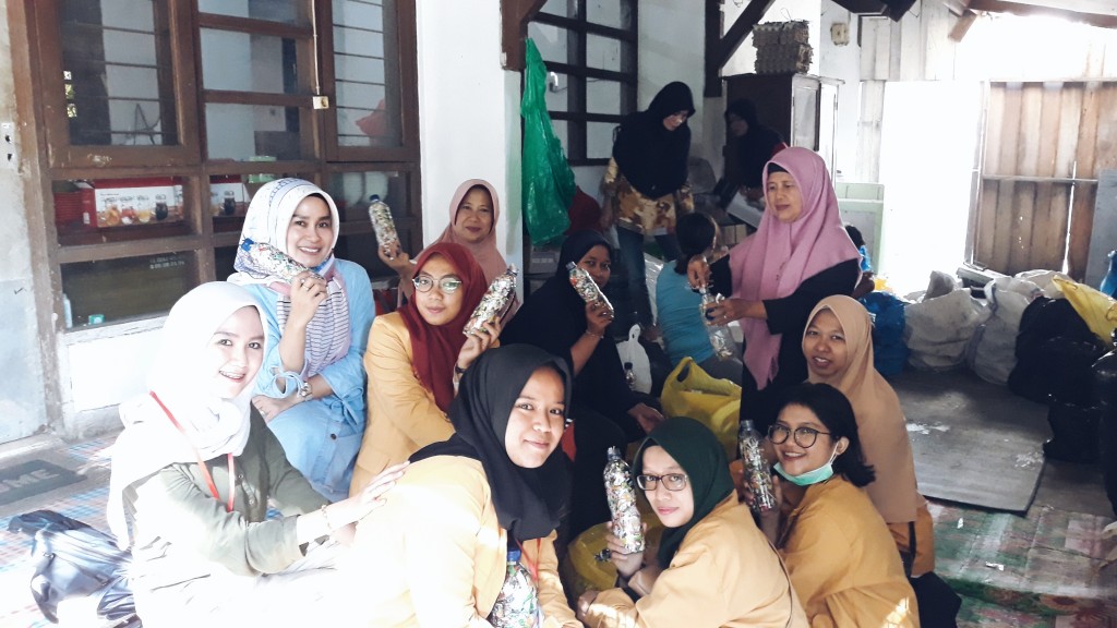 Belajar Ekobrik Bersama Ibu-Ibu Pengurus Bank Ramli