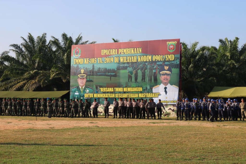 Upacara Pembukaan TMMD ke 105 di Lapangan Alba Loa Bakung